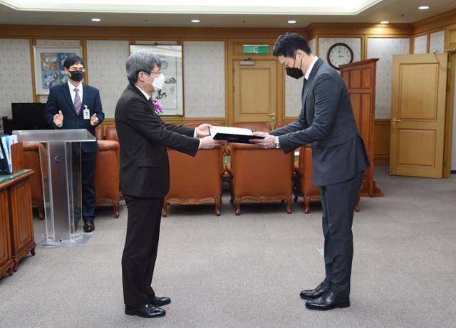 '마지막 사법연수원생' 조우상(오른쪽)씨가 12일 경기 고양시 사법연수원에서 열린 제50기 사법연수생 수료식에서 김문석 사법연수원장으로부터 수료증을 받고 있다. 연합뉴스