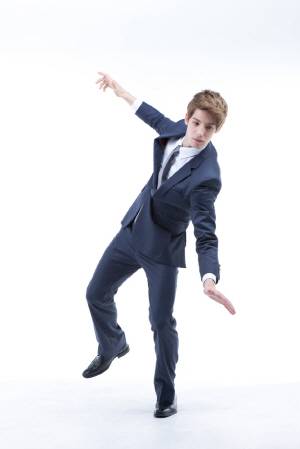 넘어질 땐 무릎을 구부리면서 주저앉으면 덜 다친다./클립아트코리아