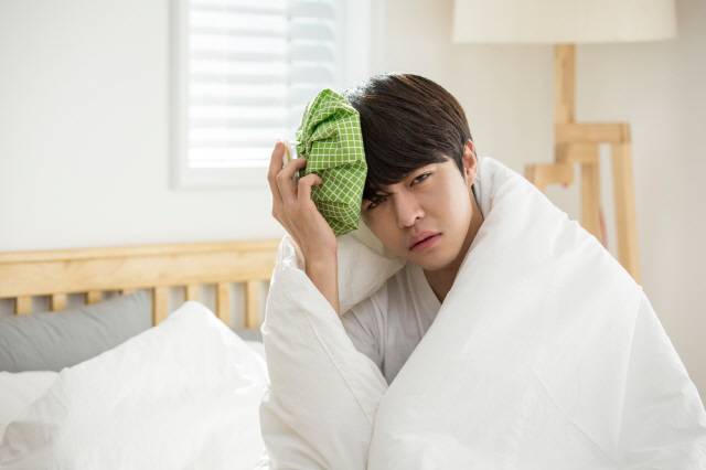 당뇨병 환자는 감기에 걸리면 혈당을 더 자주 체크해야 한다./클립아트코리아