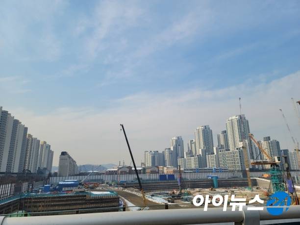 서울 서초구 반포동 일원에 위치한 '래미안 원베일리' 공사 현장. [사진=김서온 기자]
