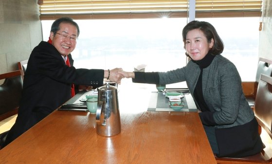 나경원(오른쪽) 전 의원과 홍준표 의원이 12일 서울 마포구 한 식당에서 만나 악수하고 있다. 뉴시스