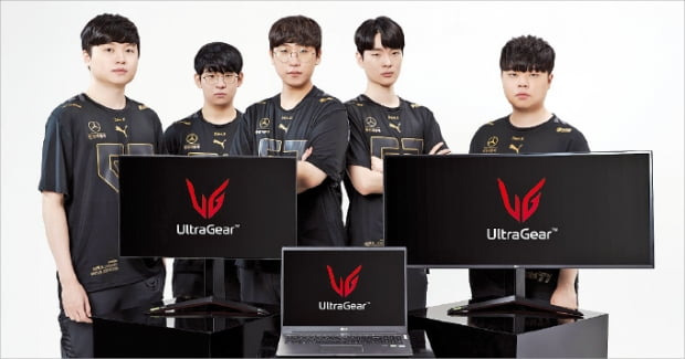젠지 이스포츠의 ‘리그오브레전드’ 선수들이 LG전자 LG 울트라기어 게이밍 모니터·노트북을 앞에 두고 포즈를 취하고 있다.  LG전자 제공