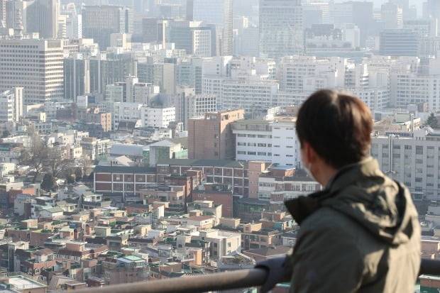 최근 서울 아파트 일부 단지에서 실거래가가 하락하는 모습을 보이면서 뒤늦게 시장이 뛰어든 매수자들이 불안감을 호소하고 있다. 인왕산 산책로에서 바라 본 서울 도심 전경. /뉴스1