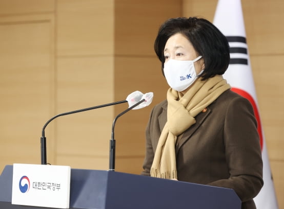 박영선 장관이 12일 3차 재난지원금인 소상공인 버팀목자금에 대해 브리핑하고 있다.  중기부 제공