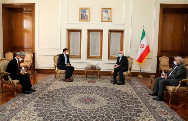 최종건 외교부 1차관(왼쪽에서 두번째)이 11일(현지시간) 이란 테헤란에서 모하마드 자바드 자리프 이란 외무장관(오른쪽에서 두번째)과 만나 대화하고 있는 모습. 연합뉴스