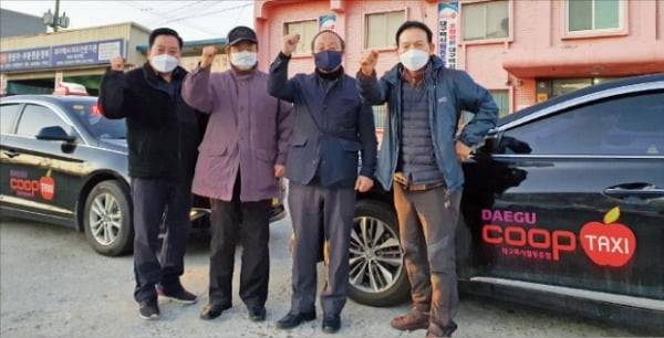 김정길씨(왼쪽부터),박재광씨, 심경현 이사장, 권천달씨가 12일 대구택시협동조합 주차장의 택시 앞에서 새해 힘찬 출발을 다짐하고 있다. 오경묵 기자