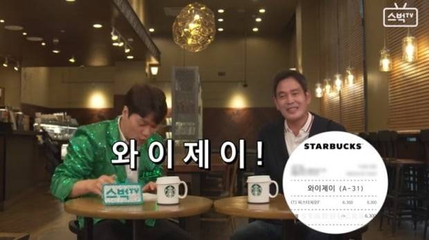 정용진 부회장은 지난달 1일에는 스타벅스 공식 유튜브 채널에 등장해 한국 1호 매장 운영 21주년을 축하하는 인터뷰를 진행했다./사진=스벅TV 캡처