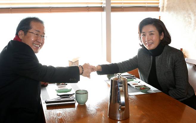 나경원 전 국민의힘 의원(오른쪽)과 홍준표 무소속 의원이 12일 서울 마포구 한 식당에서 만나 악수하고 있다.  연합뉴스