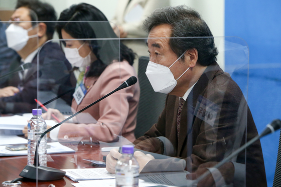 Democratic Party Chairman Lee Nak-yon during a meeting on Covid-19 held at the National Assembly in Seoul on Tuesday. [NEWS1]