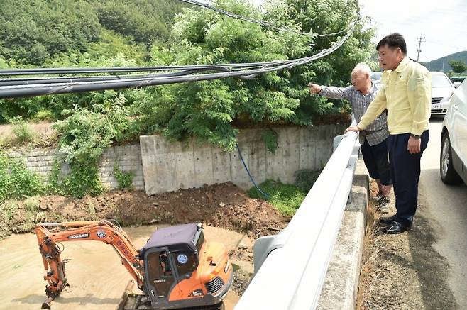▲ 윤경희 청송군수가 지역 소규모주민숙원사업 현장을 둘러보고 있다. 청송군 제공