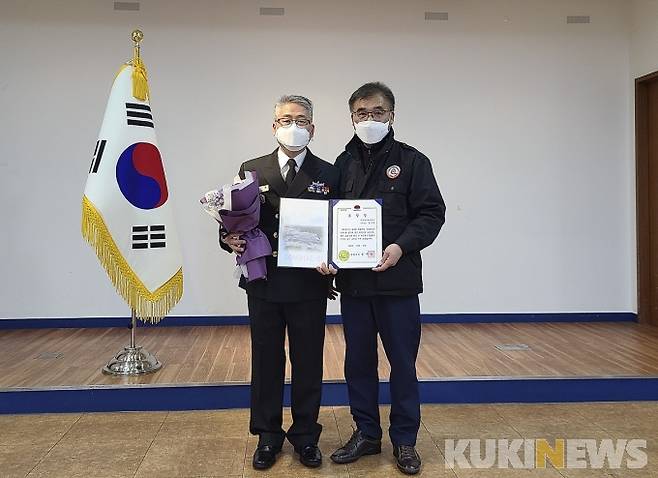 12일 해군 1함대사령부 홍대선함 소속 정수영 원사가 강원 동해시 천곡동사무소에서 동해시장 표창을 수상했다. 왼쪽부터 정수영 원사, 김세환 천곡동장.(사진=해군 1함대 제공)