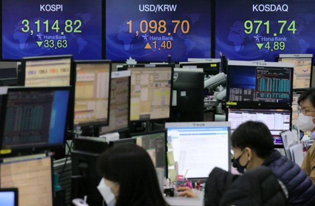 코스피 지수가 하락 출발한 12일 오전 서울 하나은행 본점 딜링룸에서 딜러들이 업무를 보고 있다. 연합뉴스