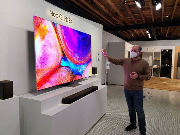 삼성전자 미국법인 관계자가 뉴욕 마케팅센터인 '삼성 837'에서 CES 2021에서 최초 공개하는 네오 QLED TV 에 대해 설명하고 있다. [뉴욕 = 박용범 특파원]