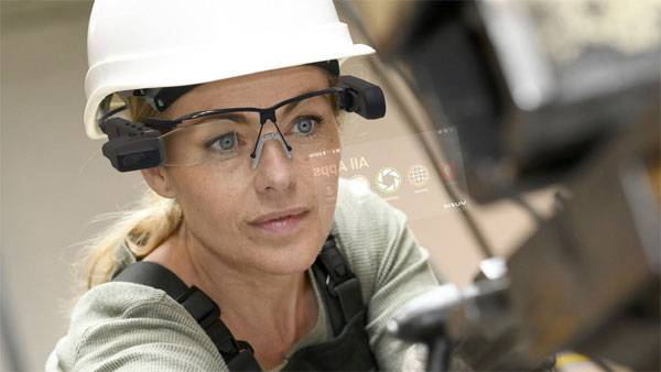 CES 2021을 주최한 CTA가 12일 기자회견을 통해 올해는 증강현실(AR) 기술의 원년이 될 것이라고 강조했다. 사진은 미국 산업용 AR 스마트글라스 제조기업 VUZIX가 CES 2021에서 선보인 `M4000`제품.  [사진 제공 = VUZIX]