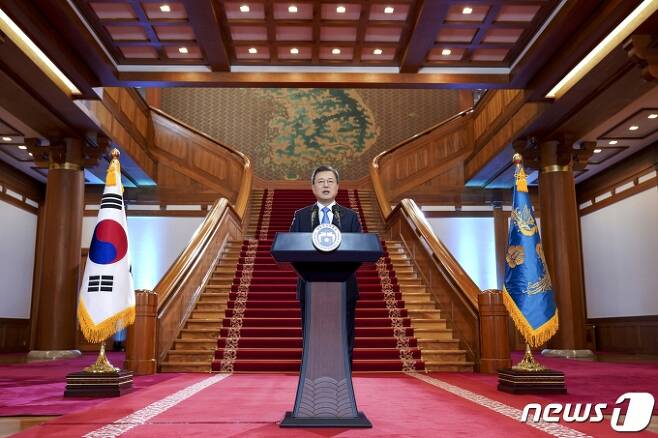 문재인 대통령이 북한에 '비대면 대화'를 제의한 가운데 통일부가 이를 위한 영상회의실 구축에 나섰다. 사진은 지난 11일 문 대통령이 신년사를 발표하는 모습. /사진=뉴스1