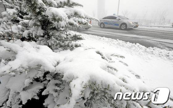12일 오후 4시 기준 광명과 시흥, 고양, 김포 등 경기도내 4개 시에 대설주의보가 내리고 경기도 전역에 12일 자정까지 눈 소식이 예보된 가운데 경기도가 대설 관련 비상1단계 근무에 돌입했다. / 사진=뉴스1