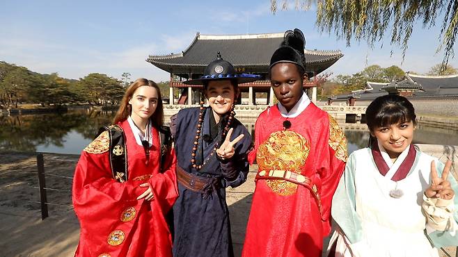 코로나 사태 속, 주한 외국인들의 드라마 속 배경지 궁궐 탐방 [서울관광재단 제공]