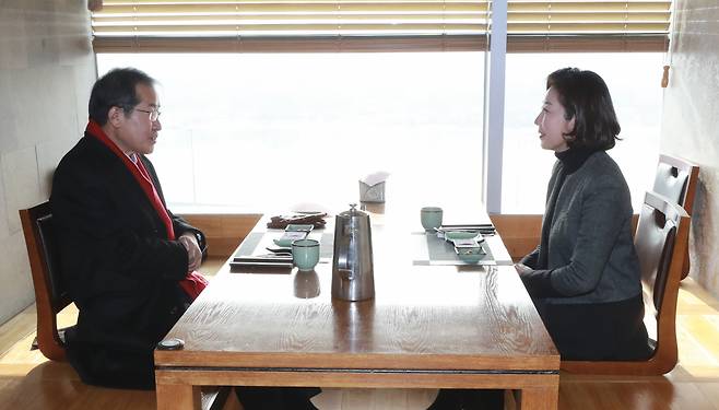 나경원 전 의원(오른쪽)과 무소속 홍준표 의원이 12일 서울 마포구 한 식당에서 만나 대화하고 있다. [연합]