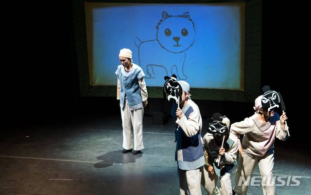 [광주=뉴시스] = 국립아시아문화전당 배리어프리 작품 '괴물 연을 그리다'. (사진=국립아시아문화전당 제공).photo@newsis.com