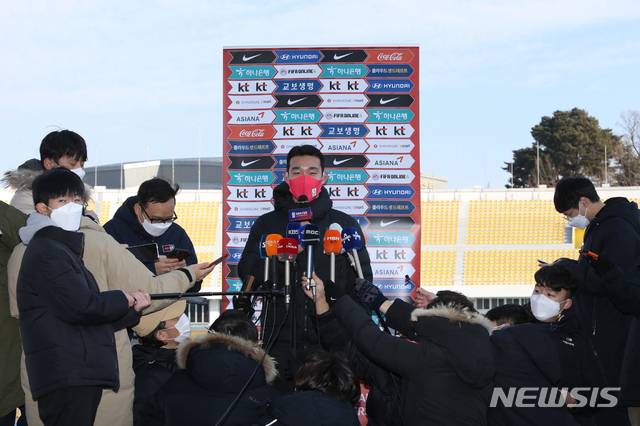 [강릉=뉴시스] 김유나 기자 = 송민규 축구 올림픽대표팀 선수가 12일 오후 강원 강릉시 강릉종합운동장에서 도쿄올림픽 출전을 앞두고 열린 1차 국내 훈련에서 기자들의 질문에 답변하고 있다. 2021.01.12. kuna624@newsis.com
