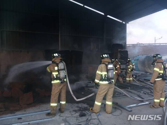 [경주=뉴시스] 이은희 기자= 12일 오후 경주시 강동면 농가 주택에서 불이 나 소방관들이 진화하고 있다. (사진= 경주소방서 제공) 2021.1.12. photo@newsis.com