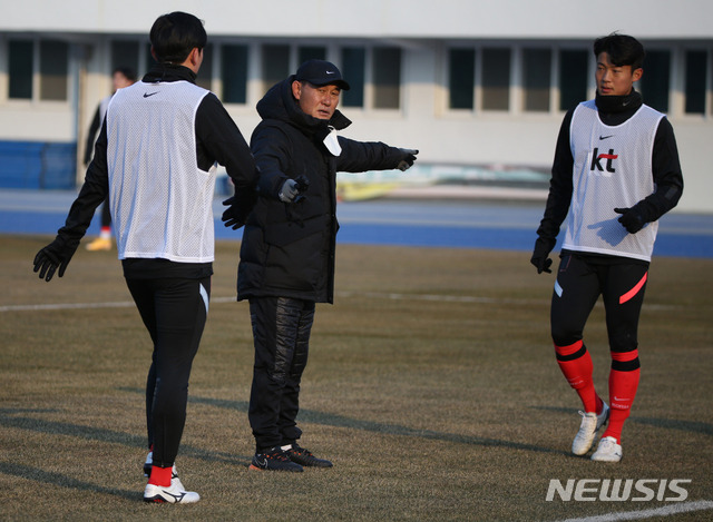 [강릉=뉴시스] 김동현 기자 = 김학범 축구 올림픽대표팀 감독이 12일 오후 강원 강릉시 강릉종합운동장에서 도쿄올림픽 출전을 앞두고 열린 1차 국내 전지훈련에서 선수들에게 전술을 설명하고 있다. 2021.01.12. dhyeon@newsis.com