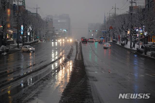 [인천=뉴시스] 김동영 기자 = 12일 오후 6시께 인천 남동구 구월동 인천터미널 인근. 평소 퇴근하는 많은 차들로 붐벼야 할 시간이지만 오히려 한적한 모습을 보였다. 2021. 1.12. dy0121@newsis.com