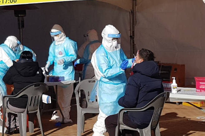 포항시청 앞 광장 코로나 임시검사소. 포항시 제공