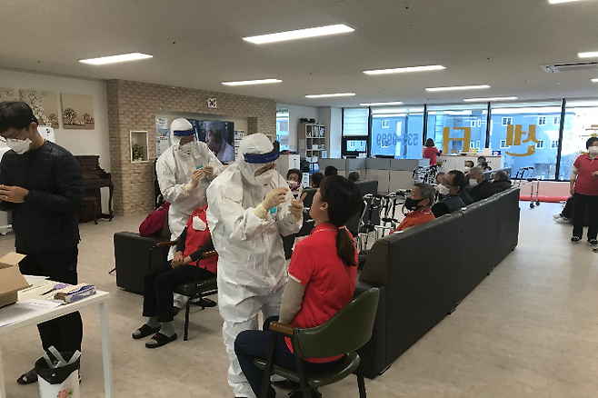 요양시설 현장 검체 채취 모습. 진천군 제공
