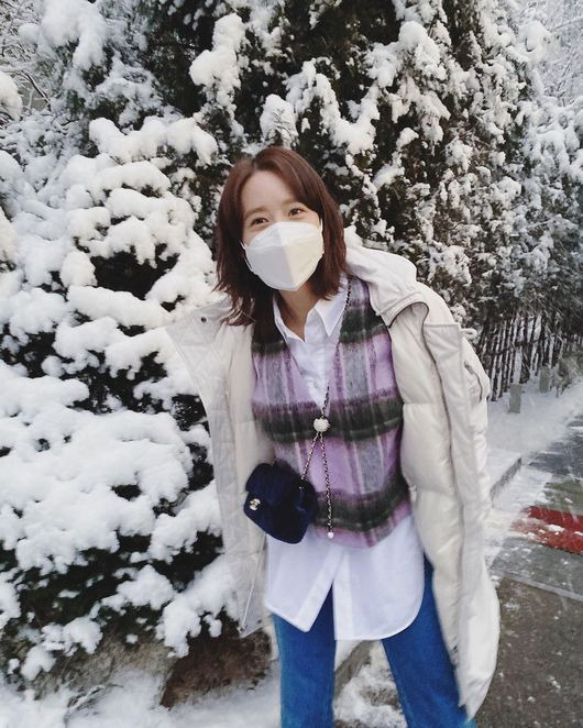 Girls Generation member Yoonas beautiful look was brighter than white eyes.Yoona posted an eye-shaped emoticon and a photo on her Instagram on the 12th.The photo shows Yoona heading somewhere, but it is a regular mask, but it covers most of Yoonas face, so you can tell how small her face is.Yoona catches her eye with a plain Skins rather than a white eye, and even her hair is completely digested and her fatigue disappears as if she is a short-activator.On the other hand, Yoona is currently working on the JTBC gilt drama Hersh as Lee Ji-su.