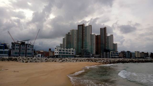 ▲속초해수욕장에서 본 고층 아파트 단지. ⓒ로버트 파우저