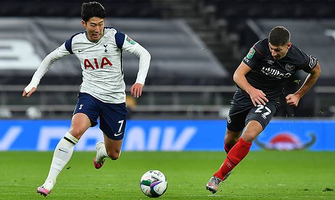 토트넘 손흥민(왼쪽)이 지난 6일 영국 런던에서 열린 브렌트퍼드와의 2020~2021 카라바오컵 준결승전에서 드리블하고 있다. 런던=AFP연합뉴스