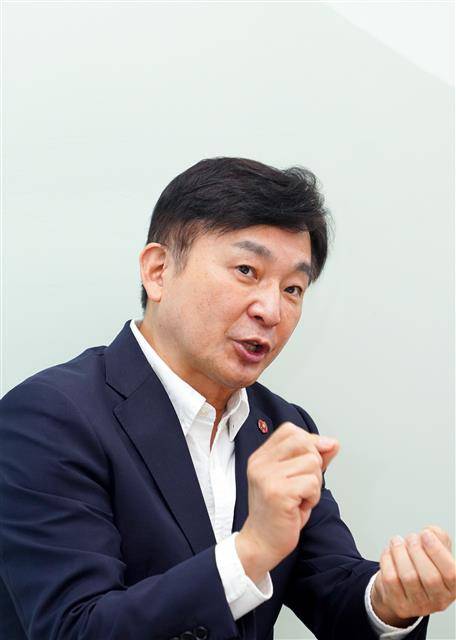 원희룡 제주지사가 11일 서울신문과 가진 신년 인터뷰에서 “코로나19 방역과 경제를 함께 챙겨 나가는 제주 모델을 만들겠다”고 밝히고 있다.제주도 제공