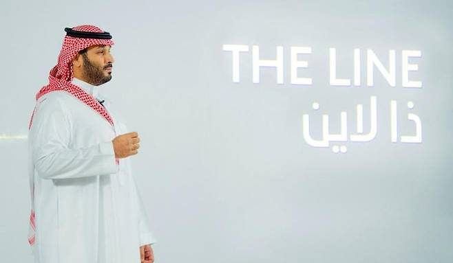 미래도시 ‘더 라인’ 프로젝트를 설명하는 무함마드 왕세자