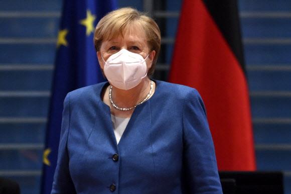 - 오는 9월 16년 만에 총리직에서 물러나는 앙겔라 메르켈 독일 총리가 6일 주례 내각회의에 참석하고 있다.베를린 AFP 연합뉴스