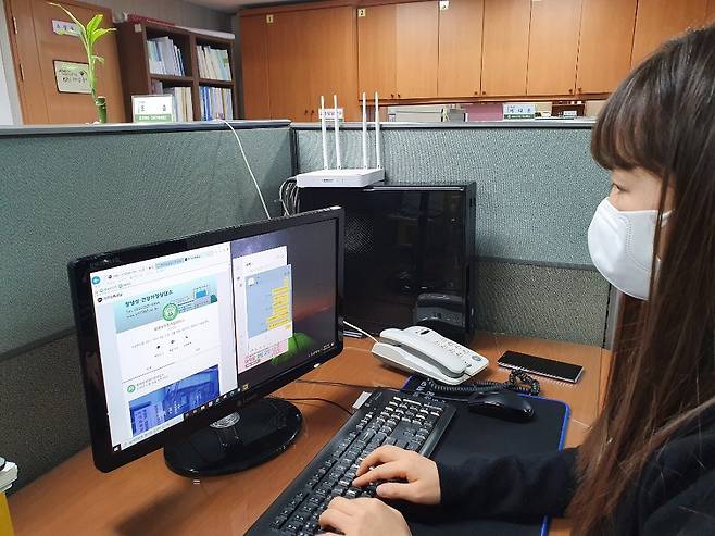 창녕성건강가정상담소에서 온라인상담을 진행하고 있는 모습. &copy; 창녕군