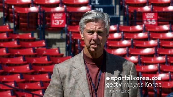 내슈빌 연고의 신생팀 창단을 노리던 데이브 돔브로스키는 가능성의 희박해지자 필라델피아 필리스 사장으로 부임했다