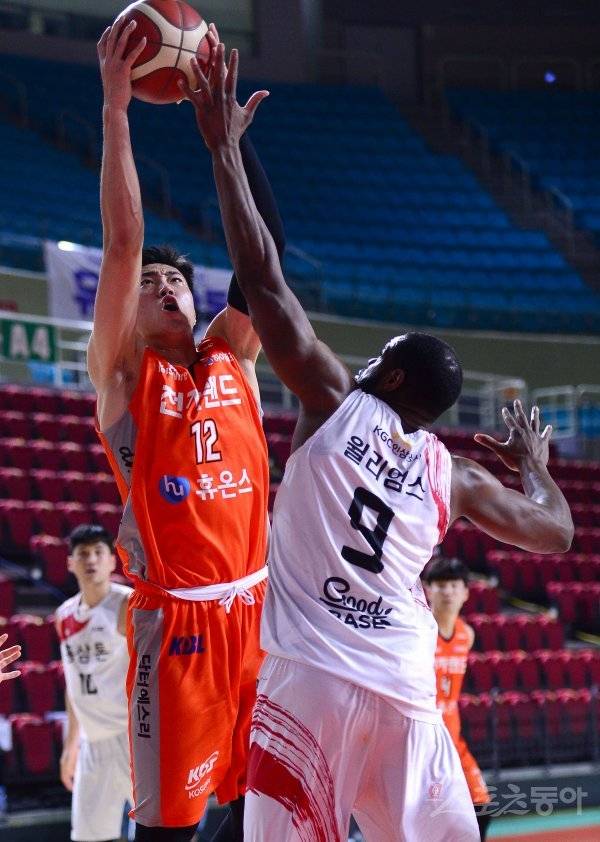 12일 인천 삼산체육관에서 열린 ‘2020-2021 현대모비스 프로농구’ 인천 전자랜드와 안양 KGC인삼공사 경기에서 전자랜드 정효근이 KGC인삼공사의 수비를 뚫고 골밑 슛을 하고 있다. 인천 | 김종원 기자 won@donga.com