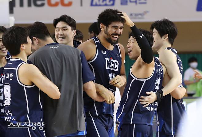 전주 KCC 타일러 데이비스(가운데)가 지난 10일 군산월명체육관에서 열린 2020~2021 현대모비스 프로농구 인천 전자랜드와 경기에서 경기 종료 0.6초를 남기고 결승 득점을 성공시켜 팀을 승리로 이끈 뒤 팀원들과 환호하고 있다.   KBL 제공