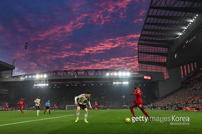 리버풀과 맨체스터 유나이티드가 지난해 1월에 안필드에서 맞대결한 모습. 많은 관중의 응원 속에 석양을 배경으로 멋진 대결이 펼쳐졌다. Getty Images코리아
