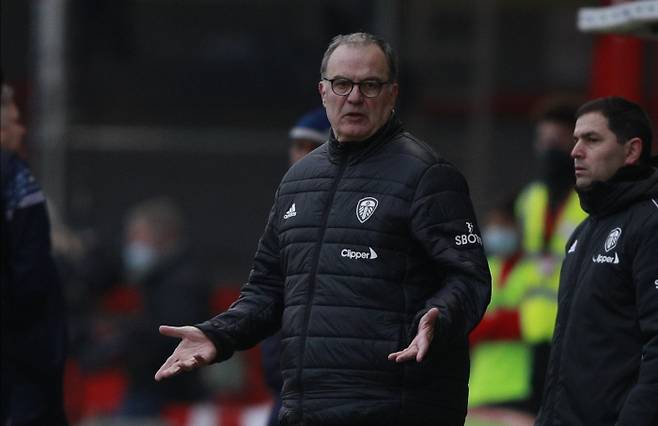 마르셀로 비엘사 리즈 유나이티드 감독이 11일 FA컵 3라운드 크롤리타운전에서 경기가 풀리지 않자 답답한 표정을 짓고 있다. AP연합뉴스