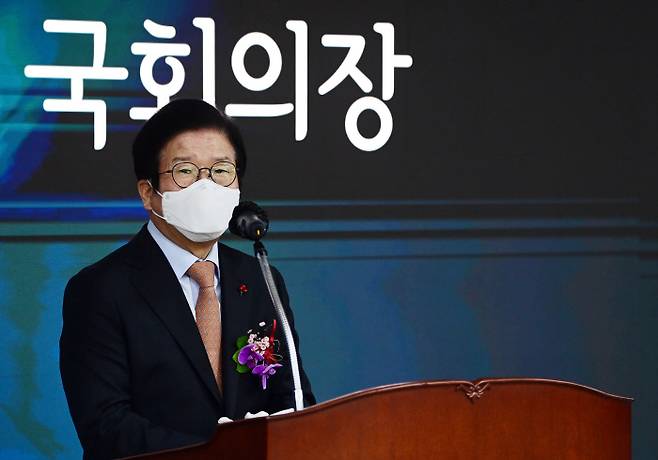 박병석 국회의장이 12일 서울 여의도 국회 본관 1층 후면 국회 준공기 앞에서 열린 이음마당(본관 후면 LED 전광판) 제막식에서 축사하고 있다. 연합뉴스