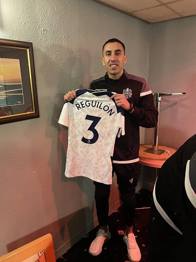 ▲ 세르히오 레길론 유니폼을 받은 마린 미드필더 조쉬 흐마미 ⓒ조쉬 흐마미 SNS