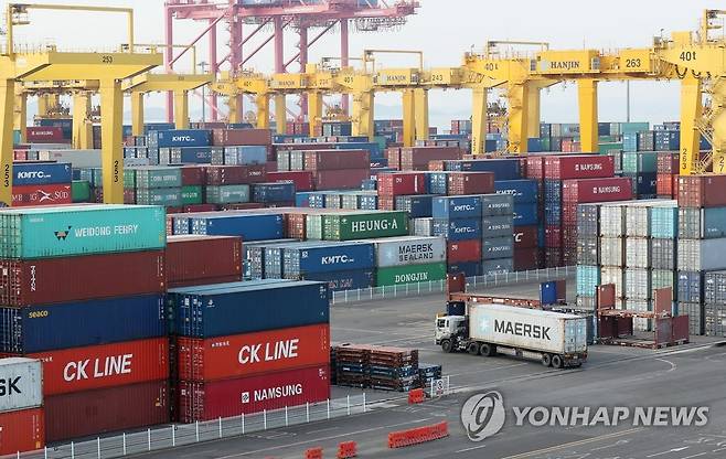 인천 송도 신항 (서울=연합뉴스) 지난 1일 오전 인천시 연수구 송도 신항 한진터미널에서 한 트럭이 컨테이너를 싣고 다른 컨테이너들 사이를 이동하고 있다. 2021.1.12.[연합뉴스 자료사진. 재판매 및 DB금지] photo@yna.co.kr