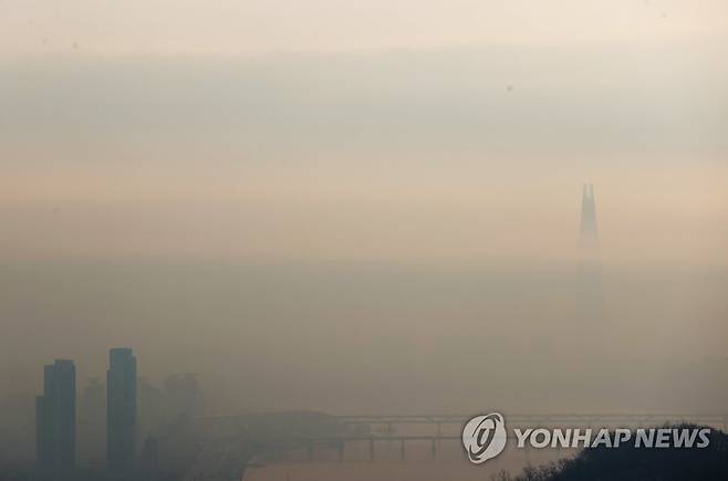 북극한파 물러가고 미세먼지 (서울=연합뉴스) 신준희 기자 = 12일 오전 남산에서 바라본 잠실 일대가 희미하게 보인다.       북극한파가 주춤한 이날 9시 현재 서울지역 초미세먼지 농도는 '나쁨' 수준이다. 2021.1.12 hama@yna.co.kr