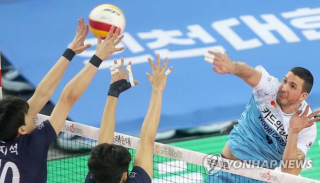 '으랏차차' (서울=연합뉴스) 12일 오후 인천 계양체육관에서 열린 도드람 2020-2021V리그 우리카드와  대한항공과의 경기. 우리카드 알렉스가 공격하고 있다. 2021.1.12 [우리카드 배구단 제공. 재판매 및 DB 금지] photo@yna.co.kr