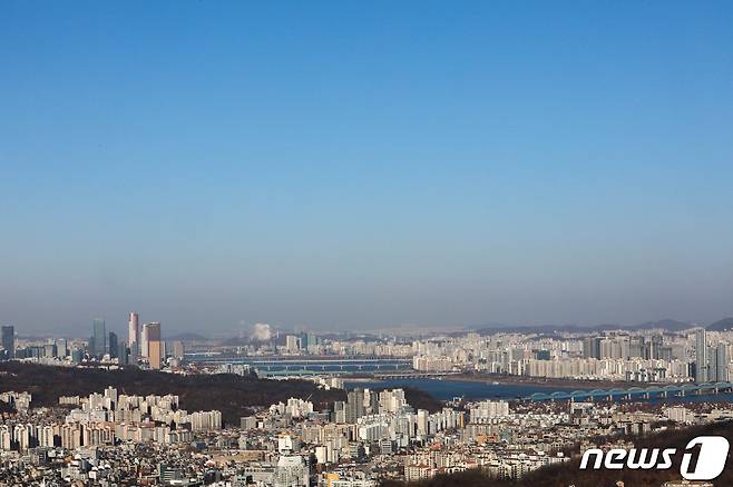 13일 경기도는 중국 상해부근에서 동진하는 고기압의 영향으로 맑겠다.© News1 성동훈 기자