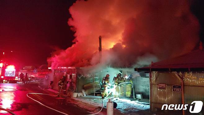 지난 12일 오후 9시11분쯤 강원 화천 상서면의 한 목조주택에서 화재가 발생했다. (강원도소방본부 제공)© 뉴스1