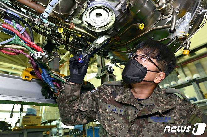 항공우주공학 분야 최고 자격인 '항공우주공학 국제기술사' 자격을 취득한 공군 군수사령부 항공자원관리단 최동인 준위(준사관 101기, 만 45세)가 항공기 엔진을 점검하고 있다. (공군 제공) © 뉴스1