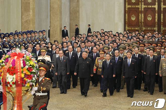 (평양 노동신문=뉴스1) = 북한 제8차 당 대회가 폐막한 12일 김정은 국무위원장이 새로 선거된 제8기 당 중앙지도기관 간부들과 금수산태양궁전을 찾았다고 당 기관지 노동신문이 13일 보도했다. [국내에서만 사용가능. 재배포 금지. DB 금지. For Use Only in the Republic of Korea. Redistribution Prohibited] rodongphoto@news1.kr